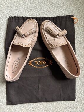 Tod’s driving loafer (tan)